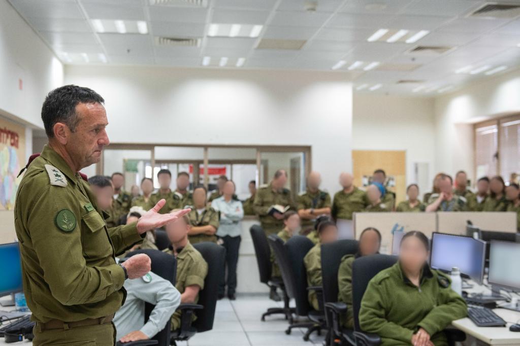 ביקור הרמטכ״ל בבסיס אגף המודיעין