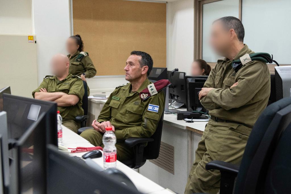 ביקור הרמטכ״ל בבסיס אגף המודיעין