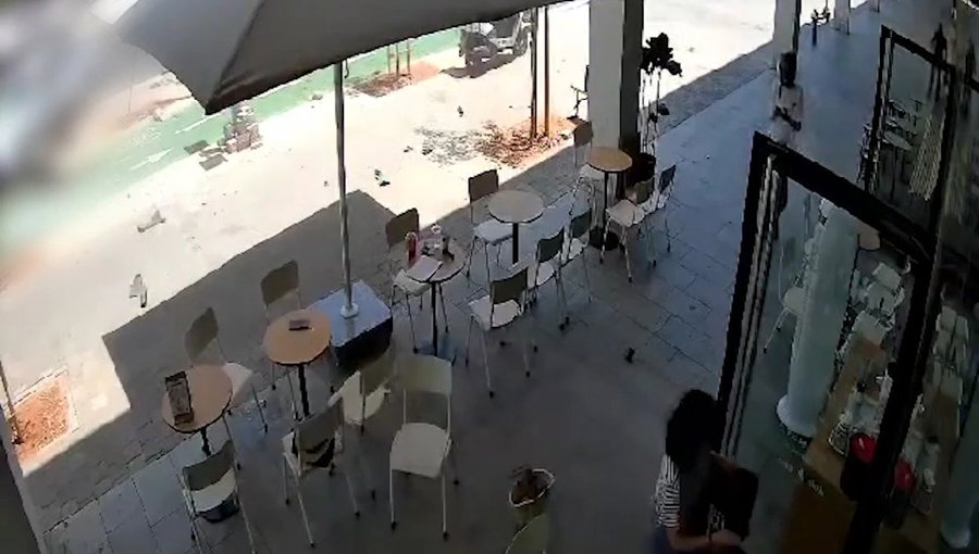 תיעוד דרמטי: המחבל דורס, יוצא מחלון הרכב - ומתחיל לדקור