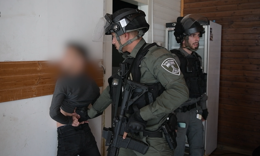 אקדח ומטען חבלה נתפסו בפשיטה בכפר קאסם | תיעוד
