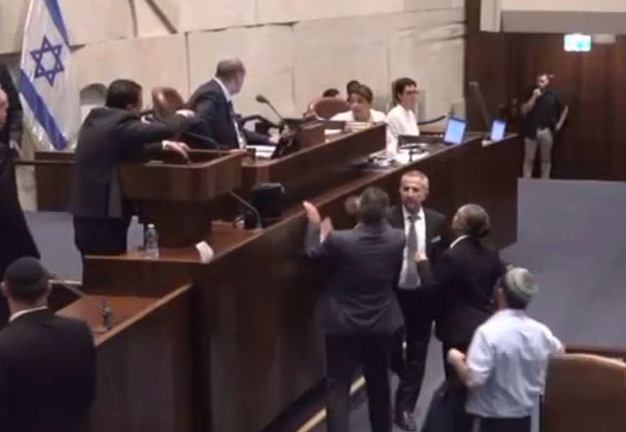 מהומת ענק במליאה: עודה הורד מהדוכן, היועמ"שית סולקה