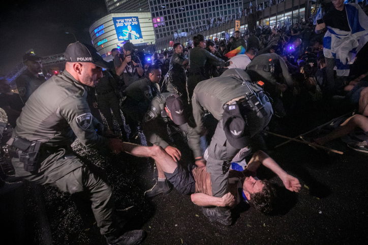 מפגינים מתעמתים עם שוטרים בתל אביב