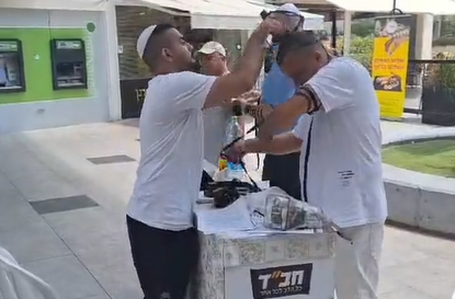 אחרי ההסתה הפרועה: עליה משמעותית במספר המבקשים להניח תפילין בכל רחבי הארץ