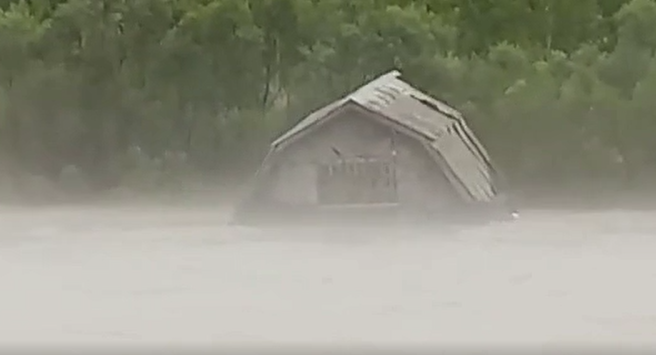 הצפות ברוסיה; הבית התנתק ממקומו ושט במורד הנהר
