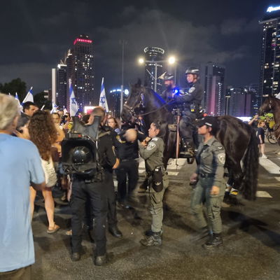 מתפרעים מתעמתים עם שוטרים באיילון