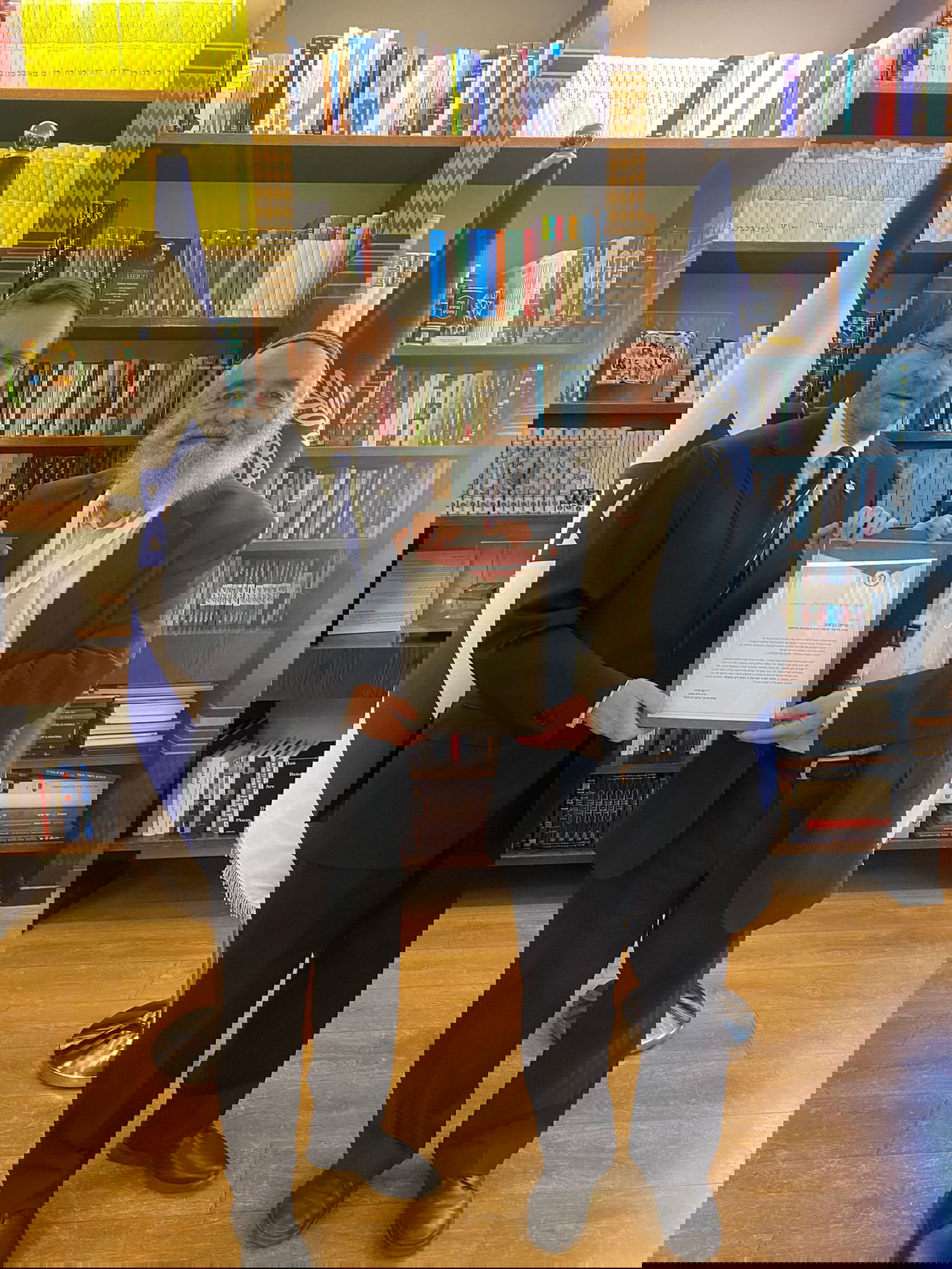 הנשיא קיבל את הרב והנציגים בלבביות, והתרגש מאוד לקבל את הסט המהודר של "הי"ד החזקה".