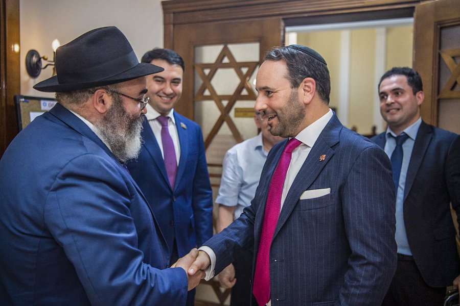 חבר הפרלמנט עם רב הקהילה האשכנזית באזרבייג'ן