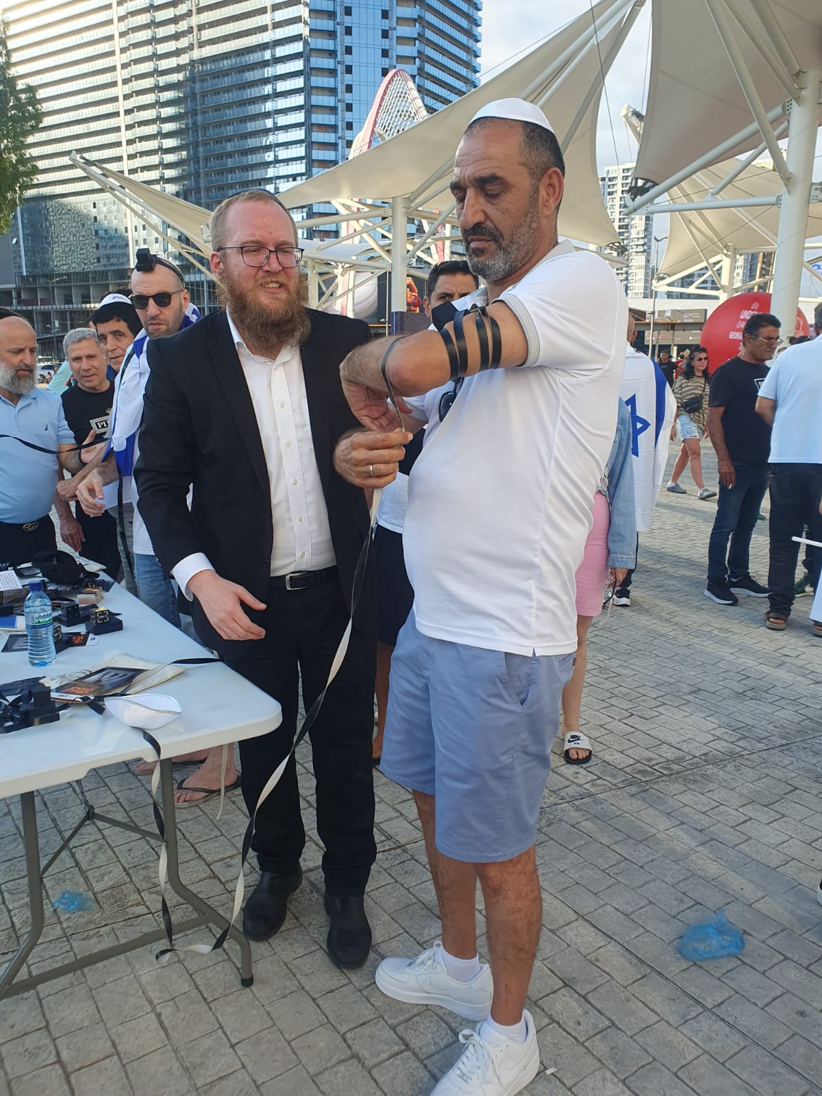 בתל אביב ילמדו? השמירה על דוכן התפילין בגיאורגיה