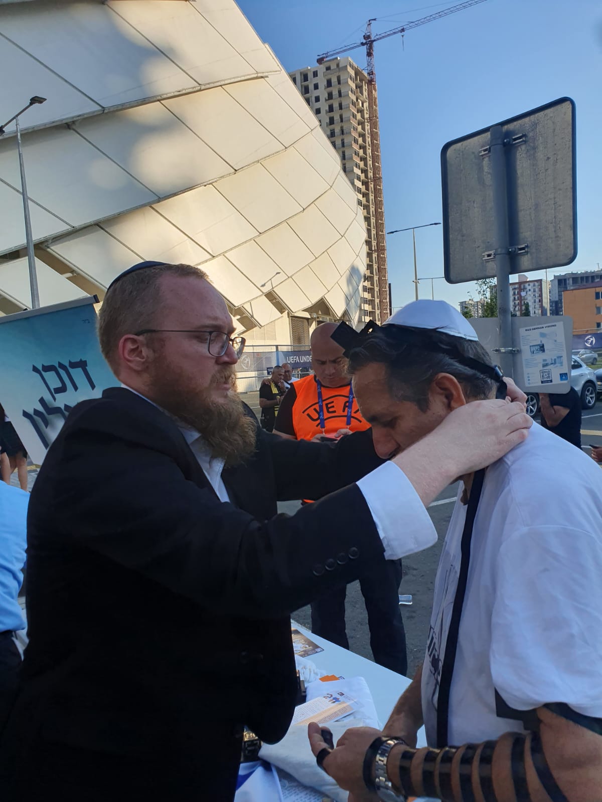 בתל אביב ילמדו? השמירה על דוכן התפילין בגיאורגיה