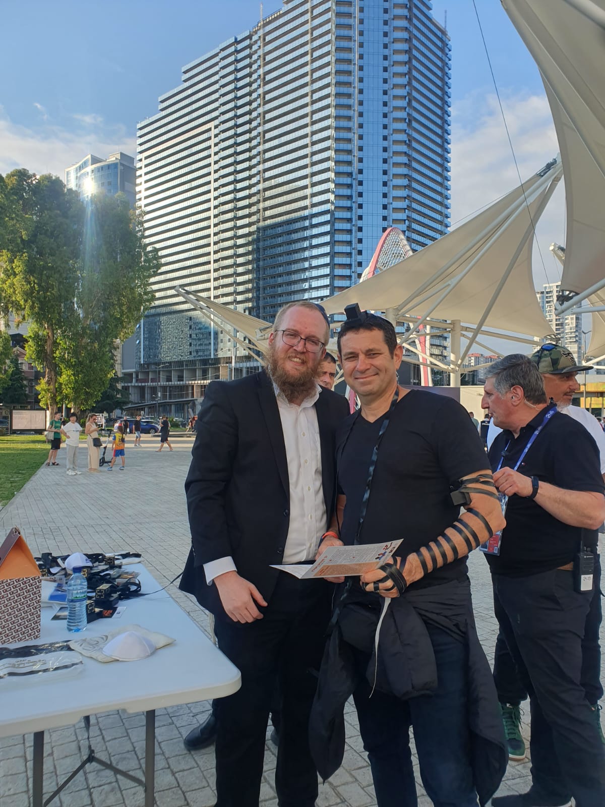 בתל אביב ילמדו? השמירה על דוכן התפילין בגיאורגיה