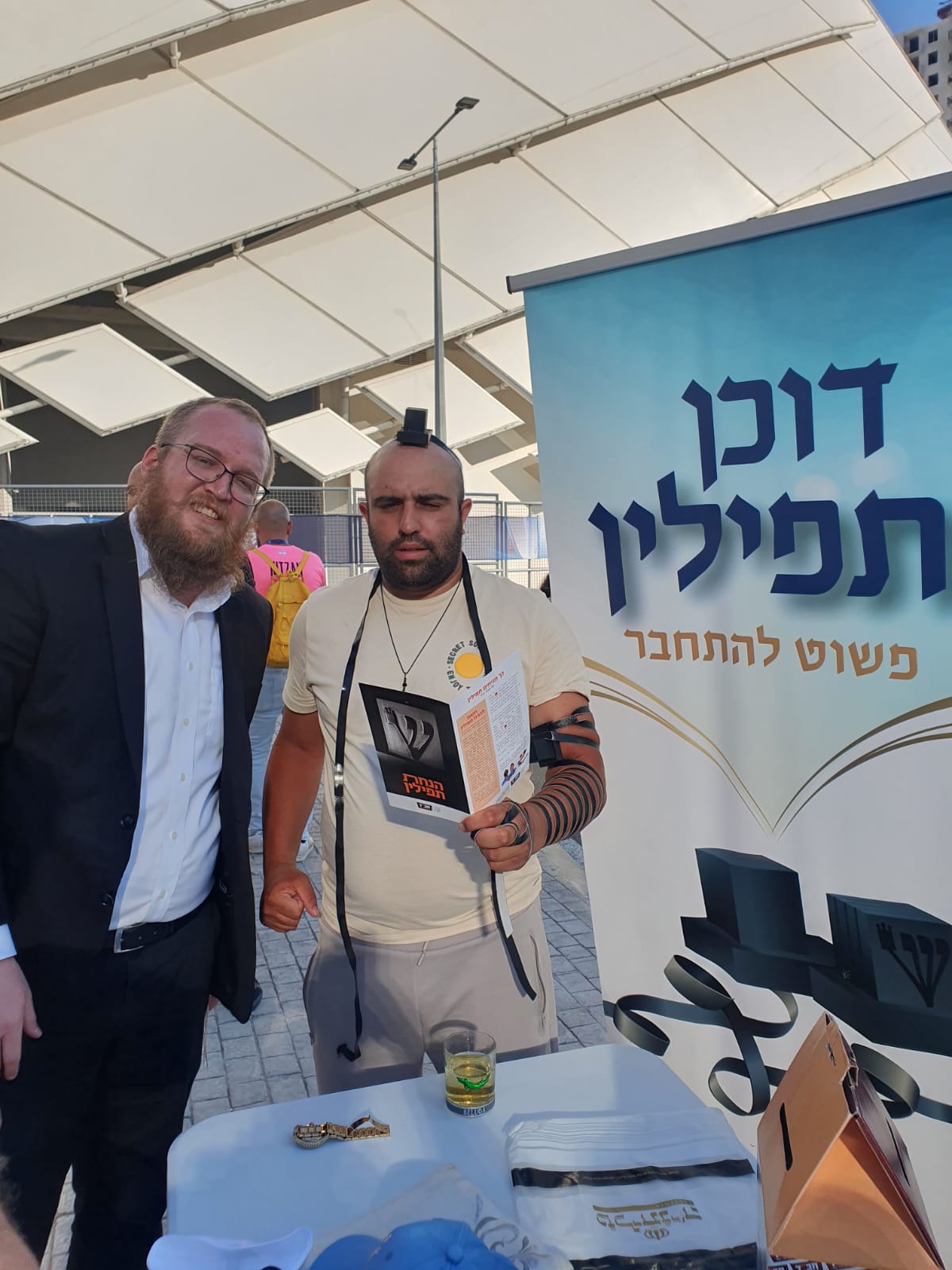 בתל אביב ילמדו? השמירה על דוכן התפילין בגיאורגיה