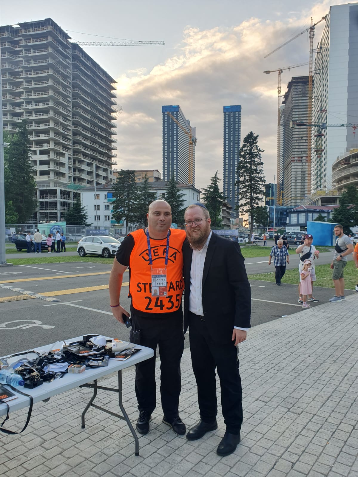 בתל אביב ילמדו? השמירה על דוכן התפילין בגיאורגיה