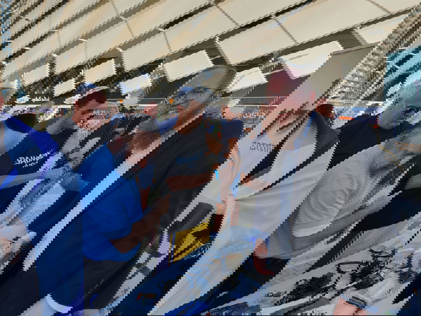 מאות יהודים זכו להניח תפילין בפתח האצטדיון