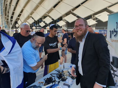מאות יהודים זכו להניח תפילין בפתח האצטדיון 