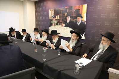 כינוס מועצת חכמי התורה, בתחילת החודש