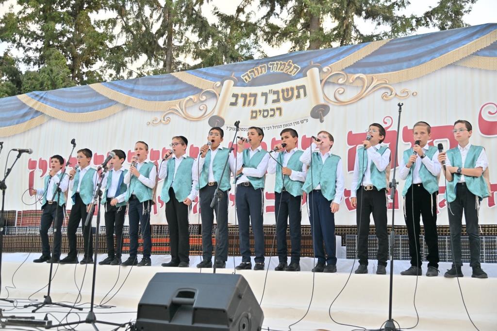 150 תלמידי החיידר נבחנו בעל פה על מועד ונזיקין | תיעוד