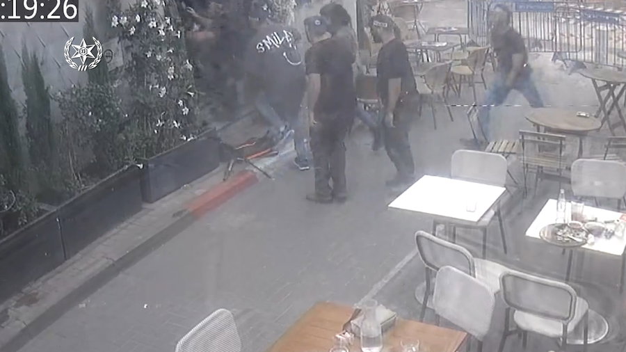 כניסת הבלשים לדירה, מרכיבי המטענים, וסינק של של רס"מ אושרת נתן מימ"ר ת"א