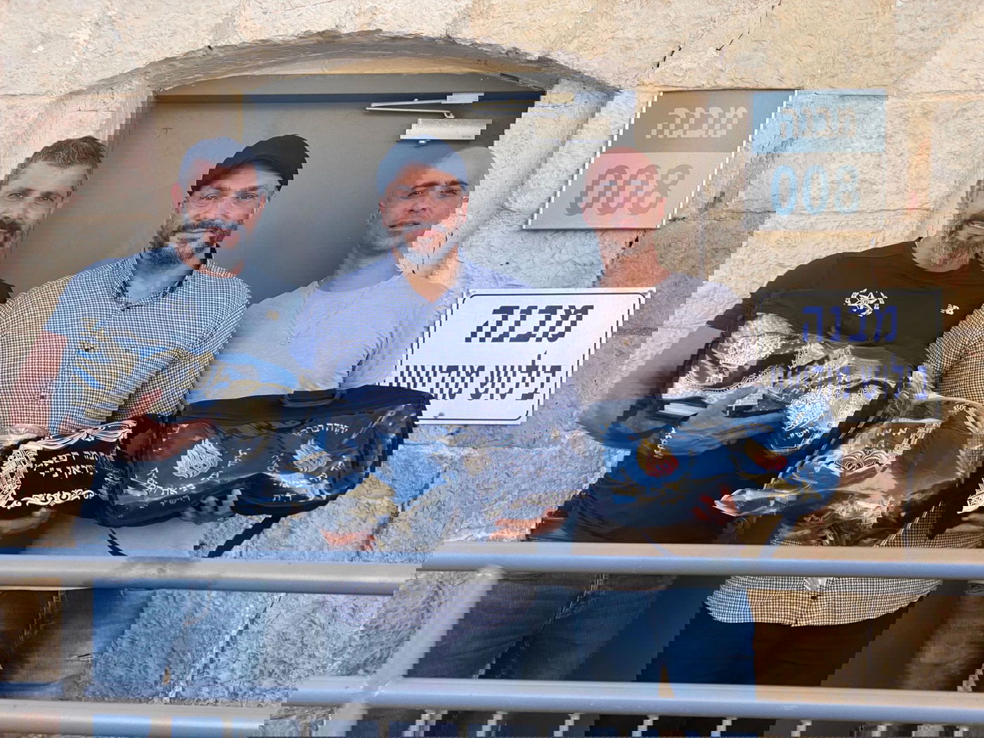 בלשים החזירו לתלמידי הישיבה תפילין שנגנבו בזמן שטבלו