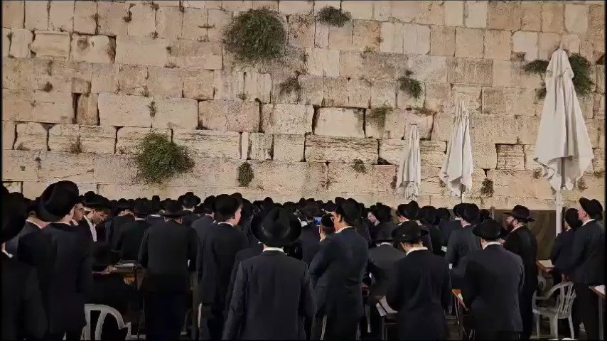 התפילות אמש בכותל להחלמת ראש הישיבה