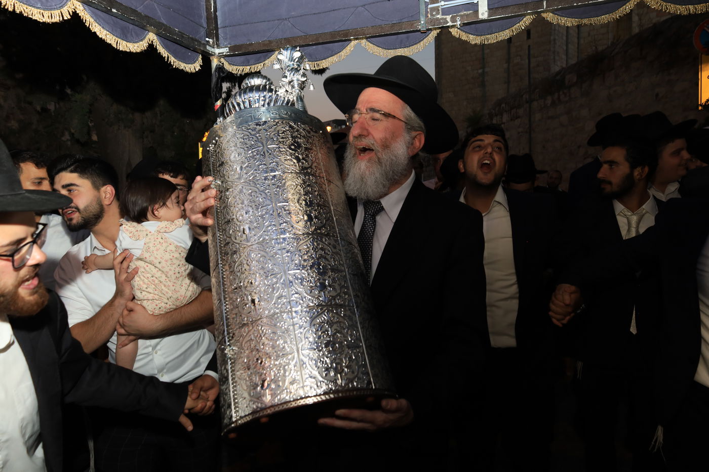 תלמידי ישיבת "מעלות התלמוד" חגגו בהכנסת ספר תורה
