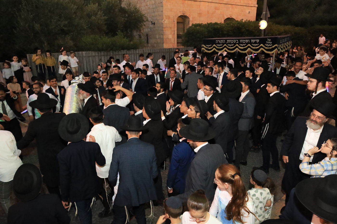 תלמידי ישיבת "מעלות התלמוד" חגגו בהכנסת ספר תורה