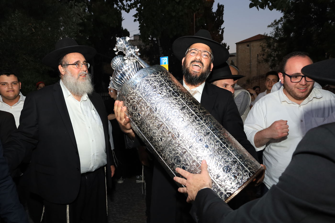 תלמידי ישיבת "מעלות התלמוד" חגגו בהכנסת ספר תורה