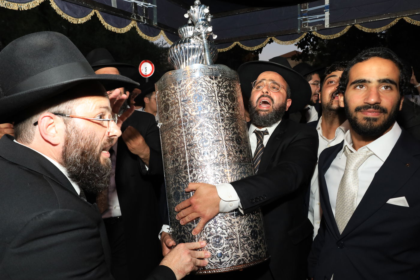 תלמידי ישיבת "מעלות התלמוד" חגגו בהכנסת ספר תורה