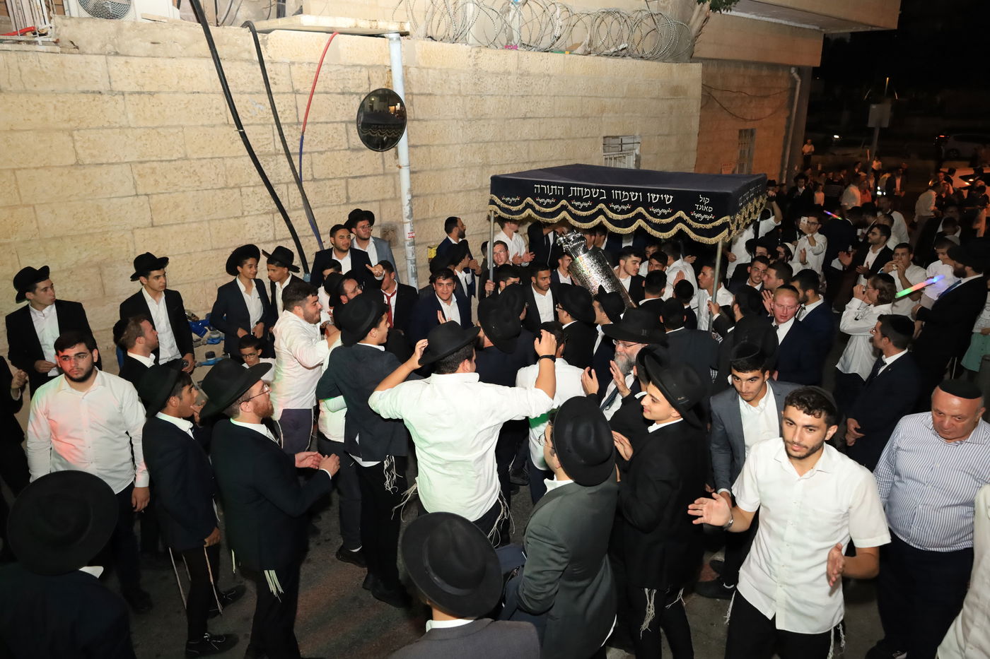 תלמידי ישיבת "מעלות התלמוד" חגגו בהכנסת ספר תורה