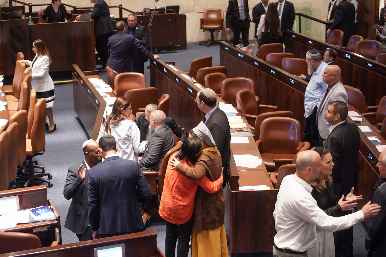 חיבוקים וצרחות: גלריה מסכמת מהלילה הדרמטי בכנסת 