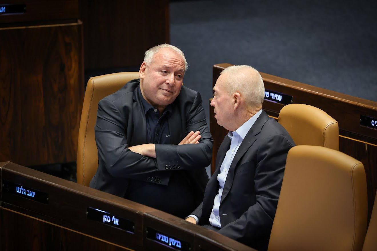 חיבוקים וצרחות: גלריה מסכמת מהלילה הדרמטי בכנסת 