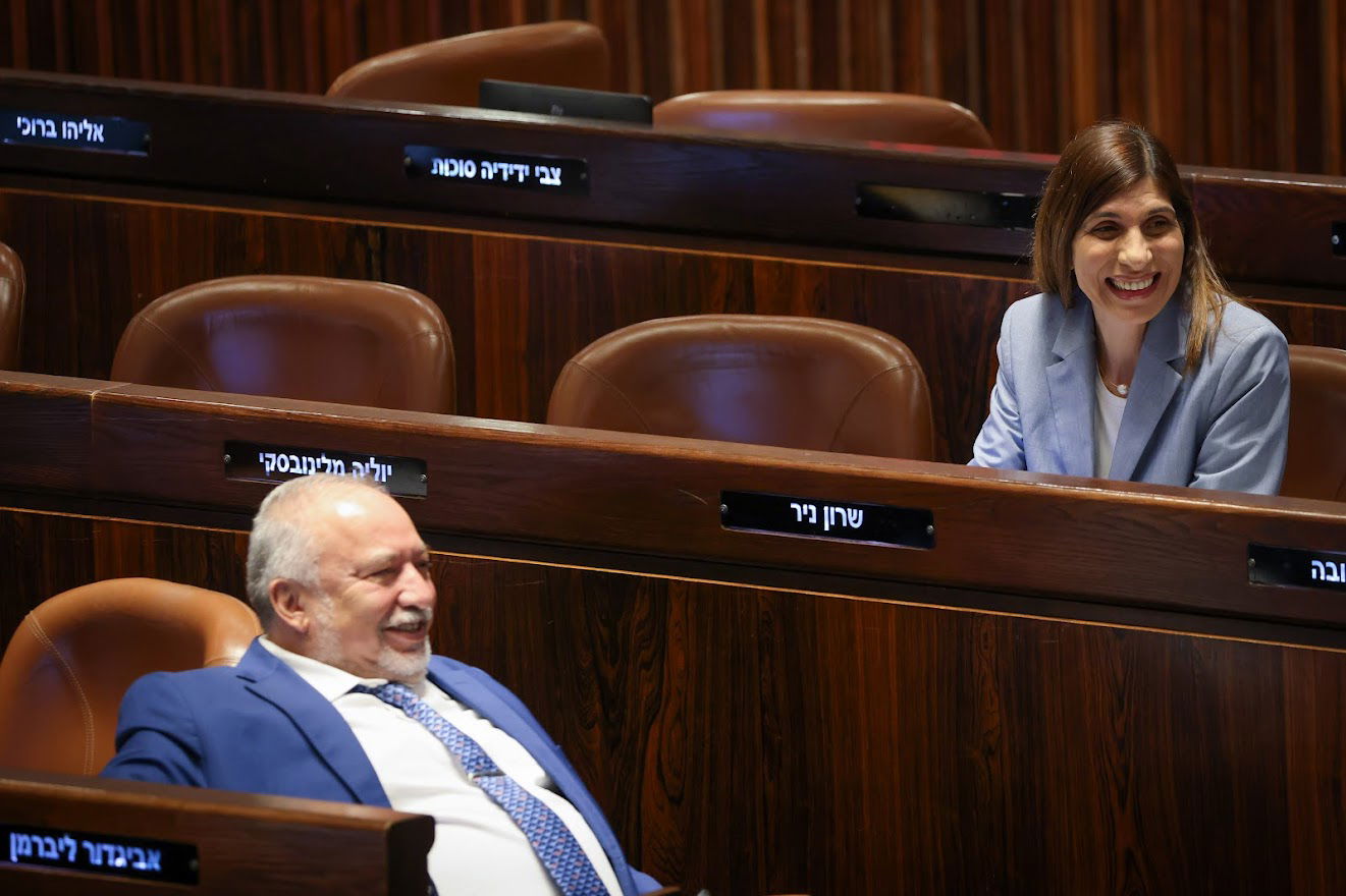 חיבוקים וצרחות: גלריה מסכמת מהלילה הדרמטי בכנסת 