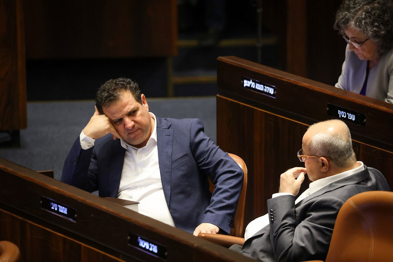 חיבוקים וצרחות: גלריה מסכמת מהלילה הדרמטי בכנסת 