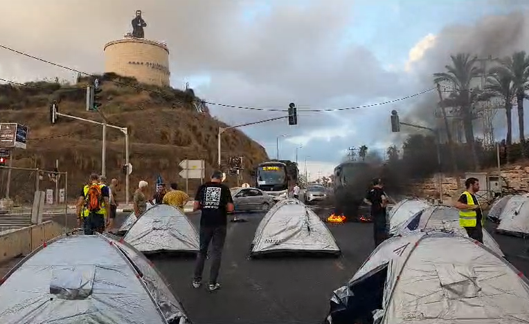 חיבוקים וצרחות: גלריה מסכמת מהלילה הדרמטי בכנסת 