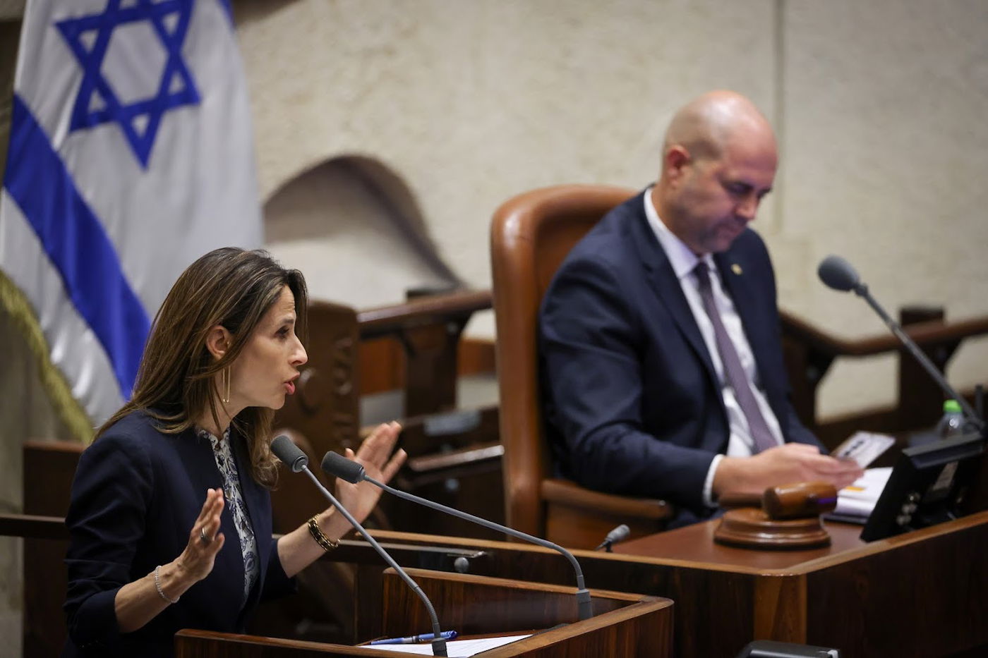 חיבוקים וצרחות: גלריה מסכמת מהלילה הדרמטי בכנסת 