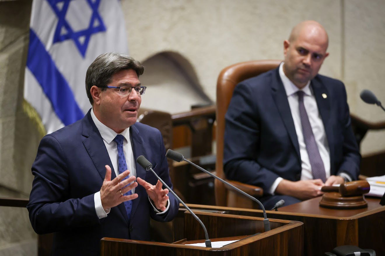 חיבוקים וצרחות: גלריה מסכמת מהלילה הדרמטי בכנסת 