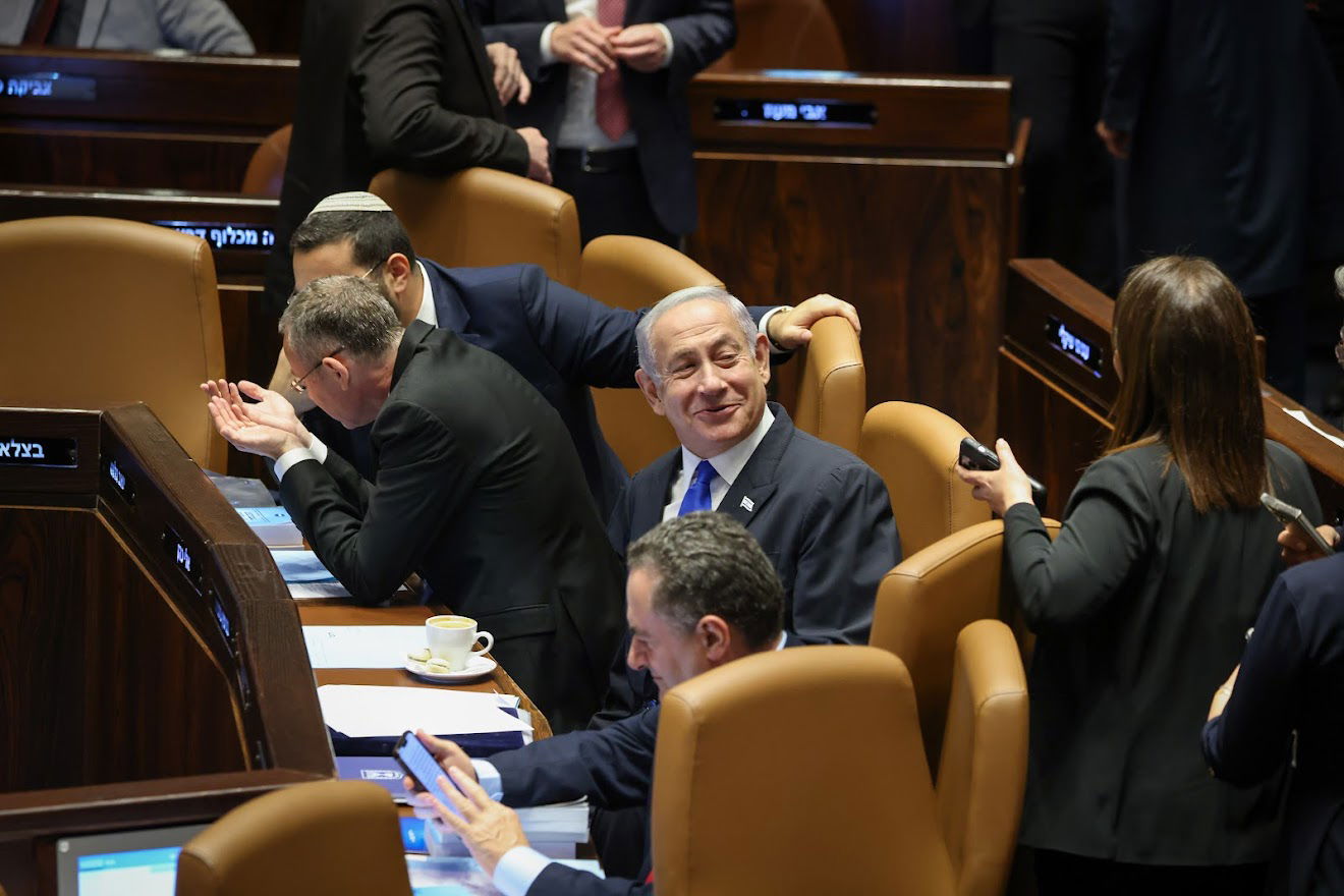 חיבוקים וצרחות: גלריה מסכמת מהלילה הדרמטי בכנסת 