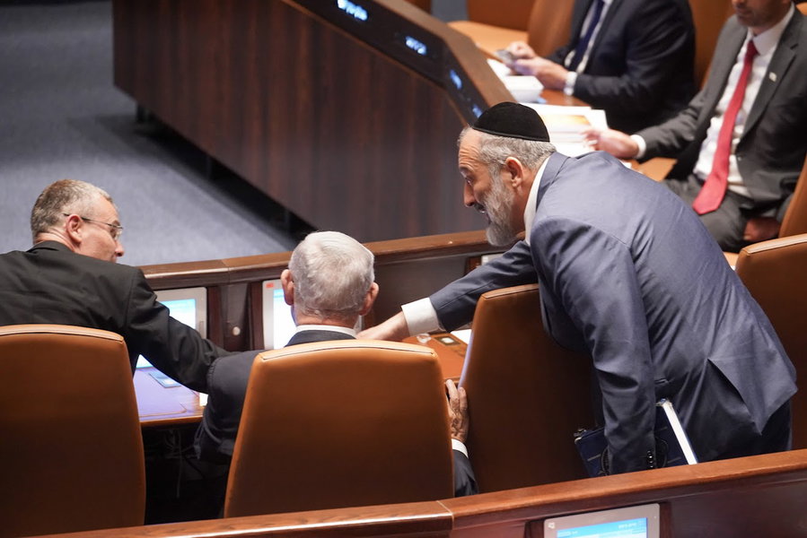 דרעי, נתניהו ולוין, הלילה בהצבעה