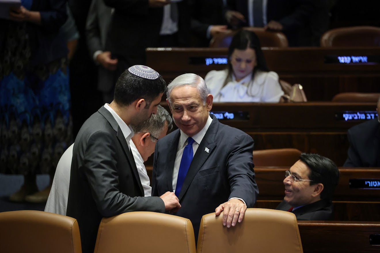 חיבוקים וצרחות: גלריה מסכמת מהלילה הדרמטי בכנסת 