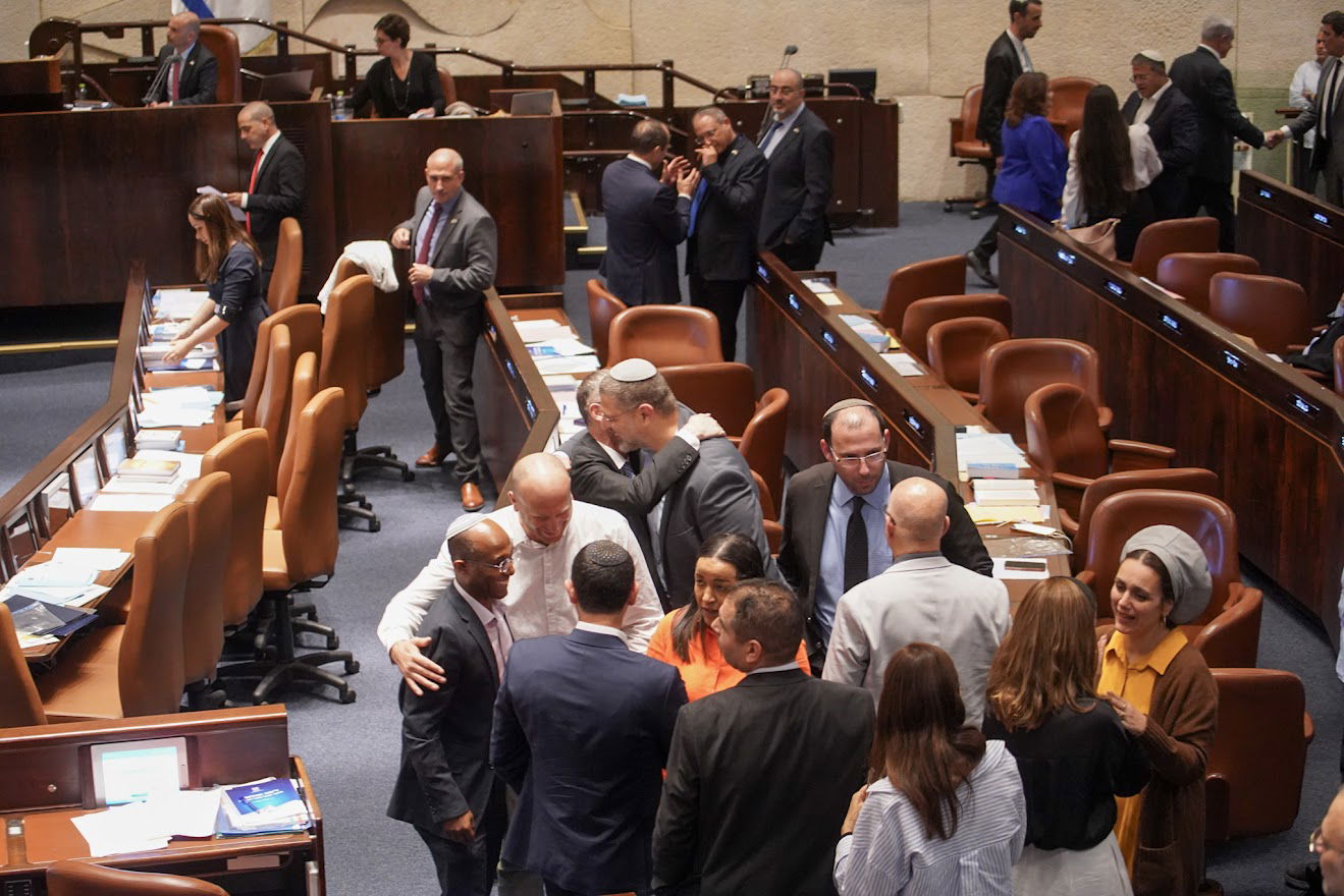 חיבוקים וצרחות: גלריה מסכמת מהלילה הדרמטי בכנסת 