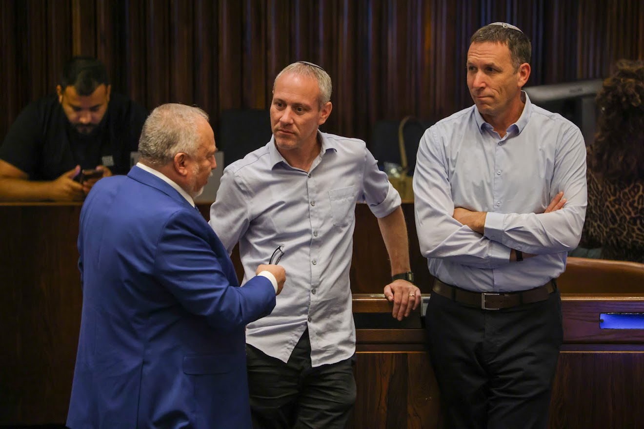 חיבוקים וצרחות: גלריה מסכמת מהלילה הדרמטי בכנסת 