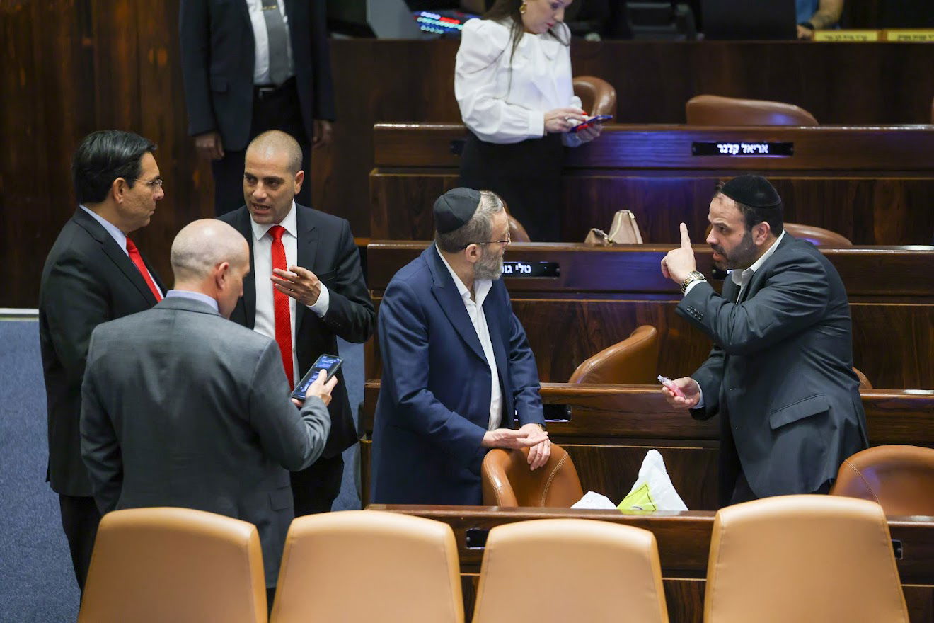 חיבוקים וצרחות: גלריה מסכמת מהלילה הדרמטי בכנסת 