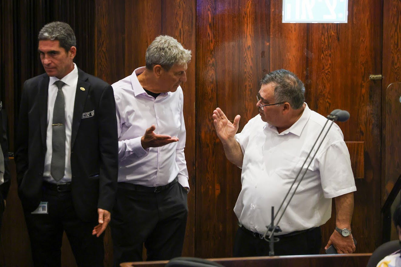 חיבוקים וצרחות: גלריה מסכמת מהלילה הדרמטי בכנסת 