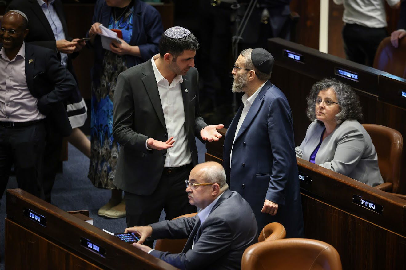 חיבוקים וצרחות: גלריה מסכמת מהלילה הדרמטי בכנסת 