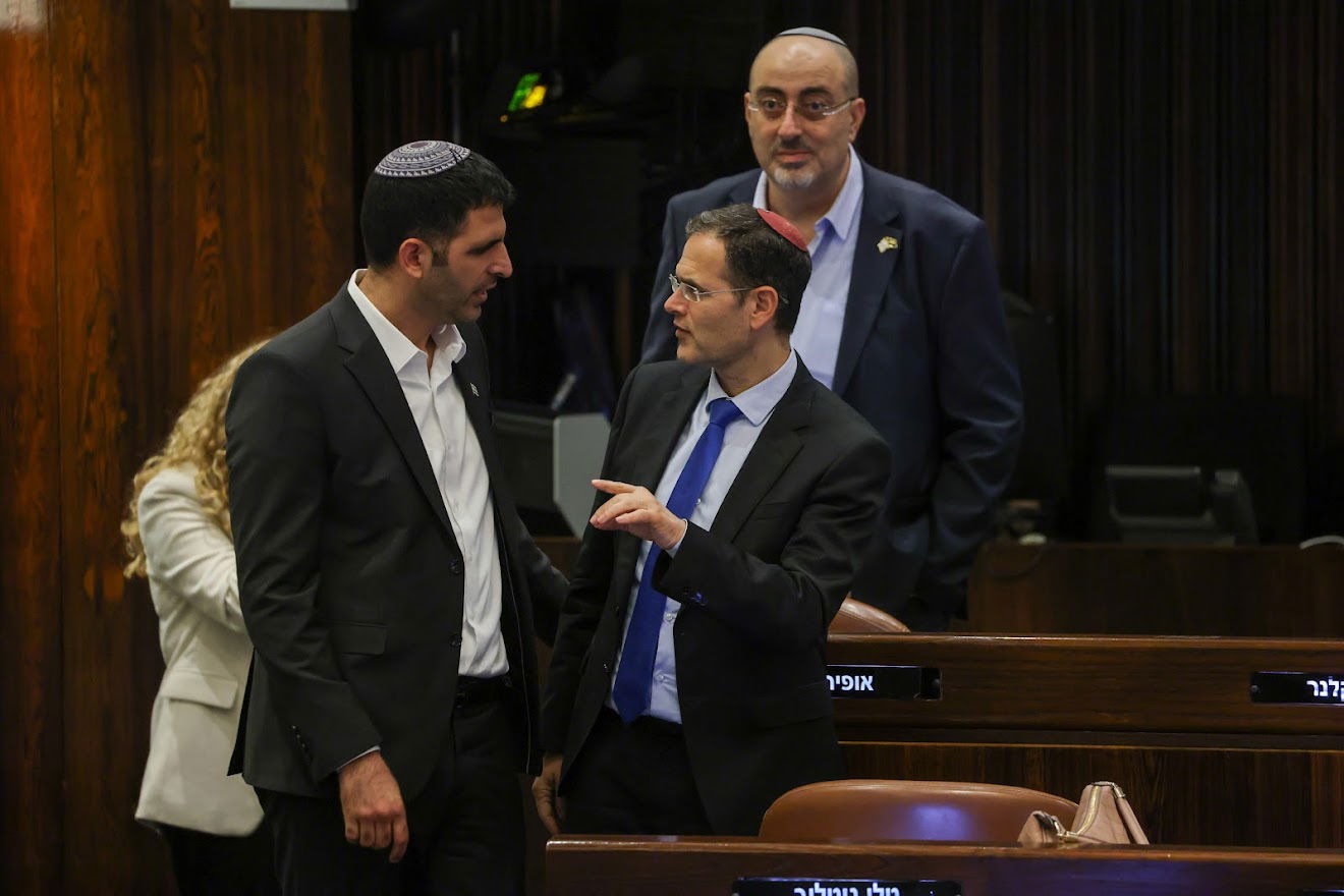 חיבוקים וצרחות: גלריה מסכמת מהלילה הדרמטי בכנסת 