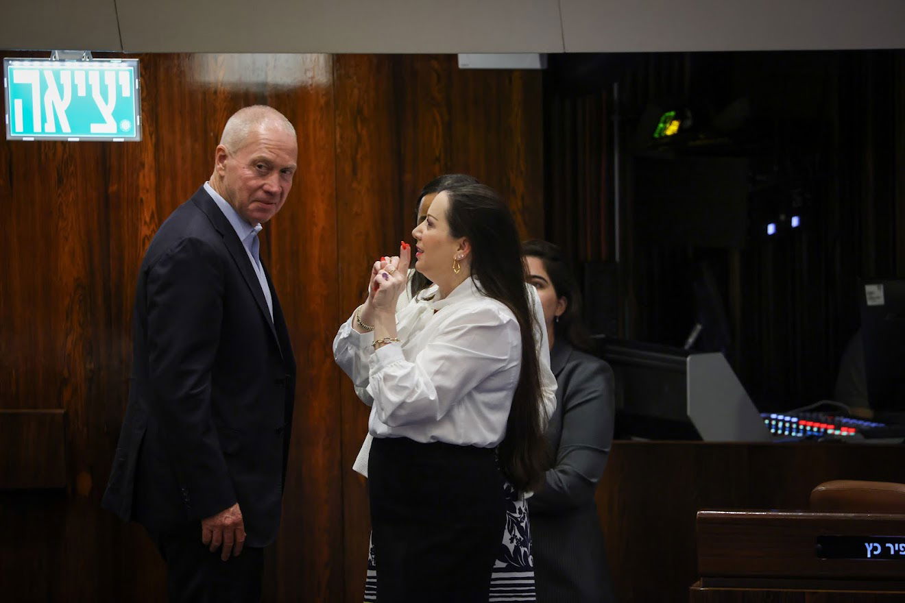 חיבוקים וצרחות: גלריה מסכמת מהלילה הדרמטי בכנסת 