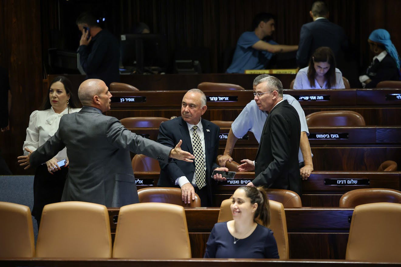 חיבוקים וצרחות: גלריה מסכמת מהלילה הדרמטי בכנסת 