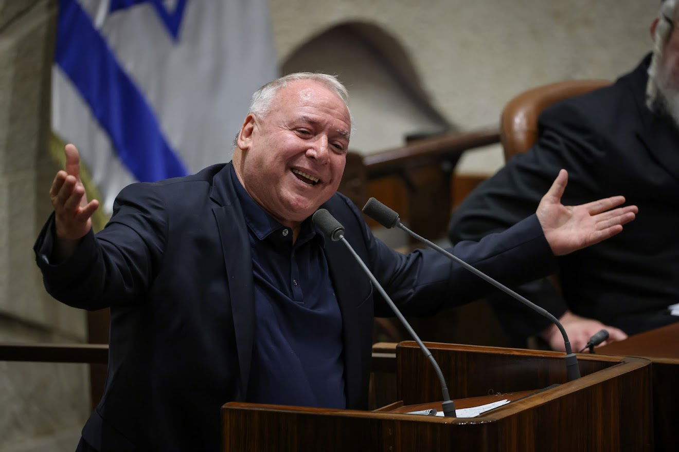 חיבוקים וצרחות: גלריה מסכמת מהלילה הדרמטי בכנסת 