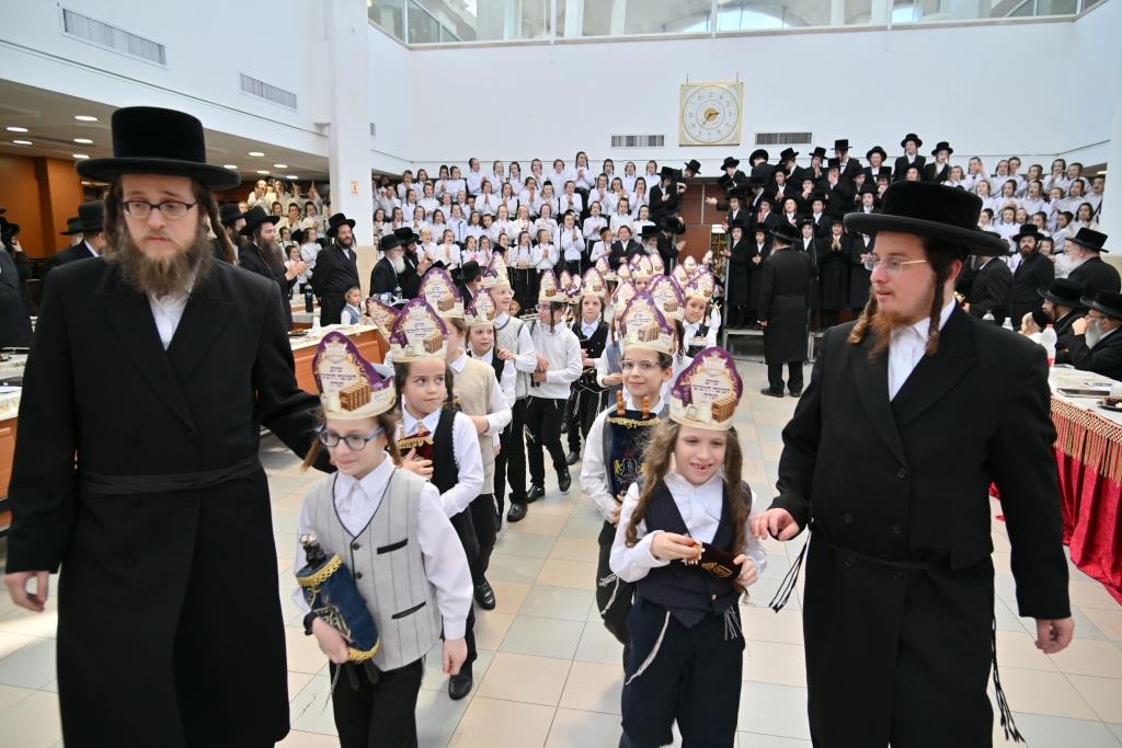 ילדי כיתה ג' בתלמוד תורה 'זיו התורה' חגגו את סיום חמשה חומשי תורה | תיעוד