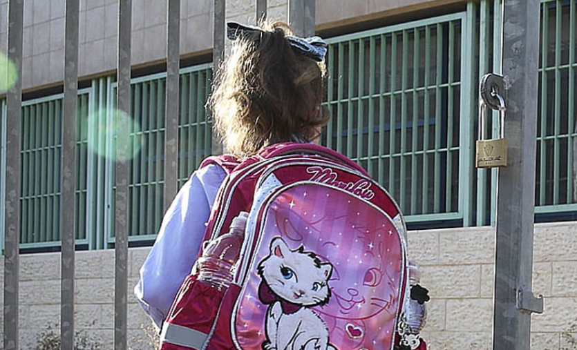 ילדה בדרכה לבית הספר | אילוסטרציה