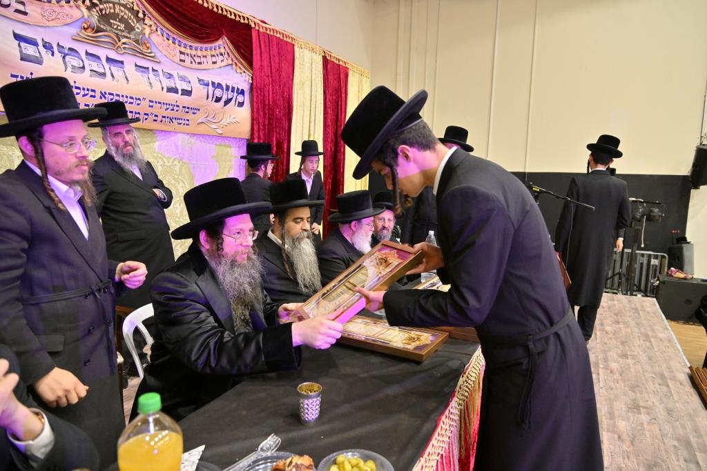 חלוקת תעודות ופרסים לתלמידי ישיבת מכנובקא בעלזא באלעד | תיעוד